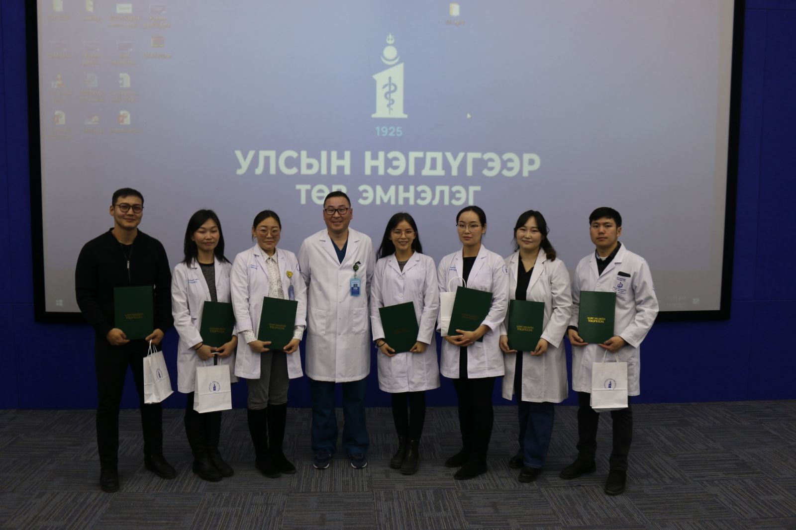 Улсын Нэгдүгээр Төв эмнэлгийн төгсөлтийн дараах сургалтад суралцсан 146 ...